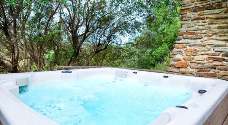 House with hot tub — photo 4