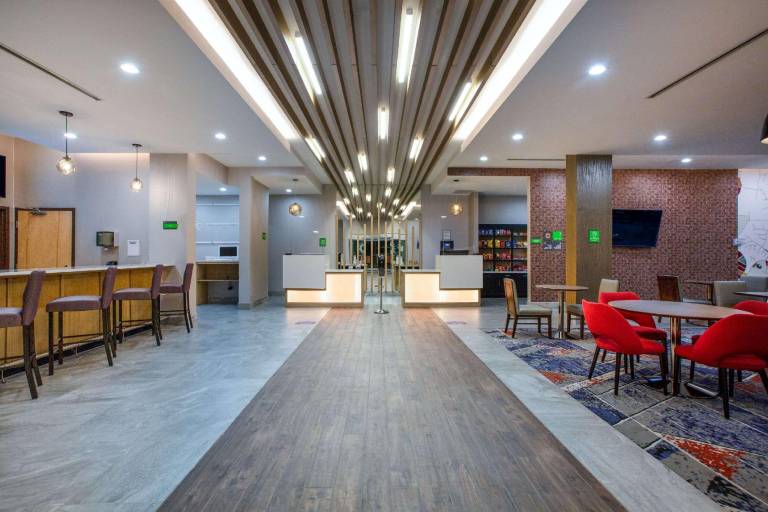 La Quinta Inn & Suites by Wyndham Manassas Va-Dulles Airport — photo 3