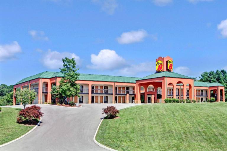 Super 8 By Wyndham Knoxville East — photo 3