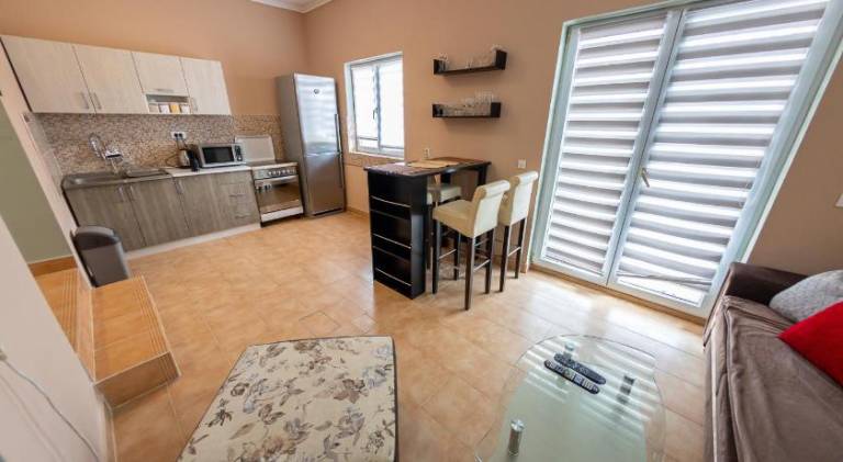 Villa with hot tub & pool | Pet-friendly — photo 2