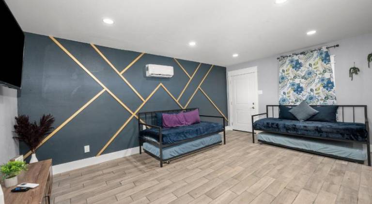 Comfortable 2BR Uptown Escape with Free Park — photo 4