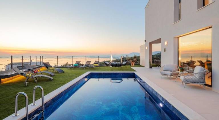 Villa with pool — photo 4