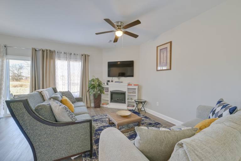 5 Mi to Charlotte Motor Speedway: Cozy Townhome — photo 2