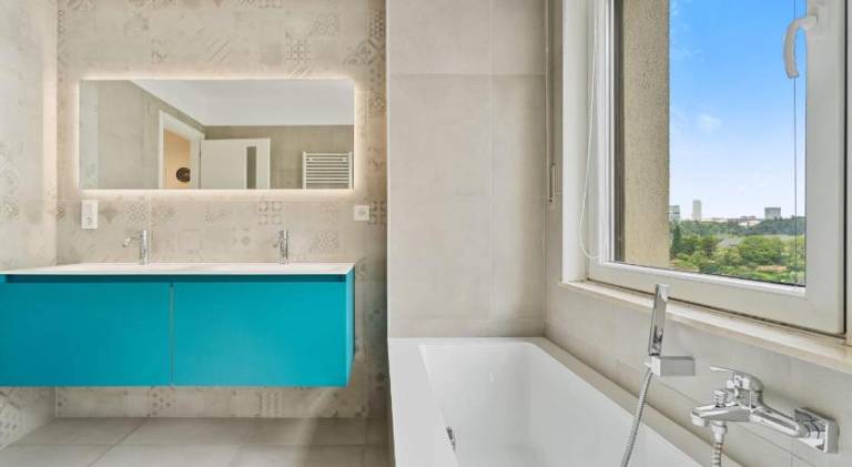 Central Lux 2BR Apt with City Views & Balcony — photo 4