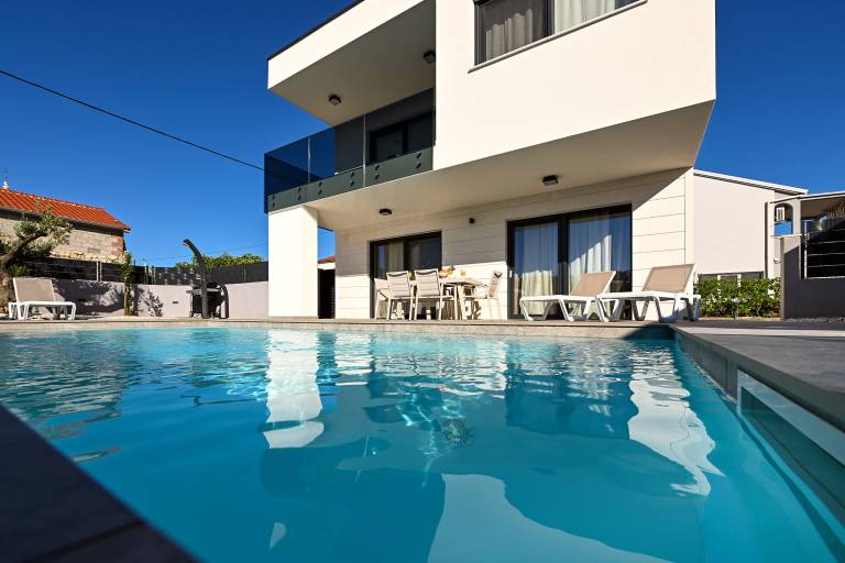 Villa with pool, terrace & yard — photo 2