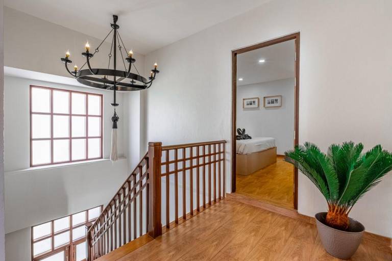 Lovely villa with pool, yard & BBQ | Perfect for remote work | Pet-friendly — photo 3