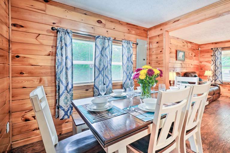 Charming Jamestown Cabin w Large Backyard