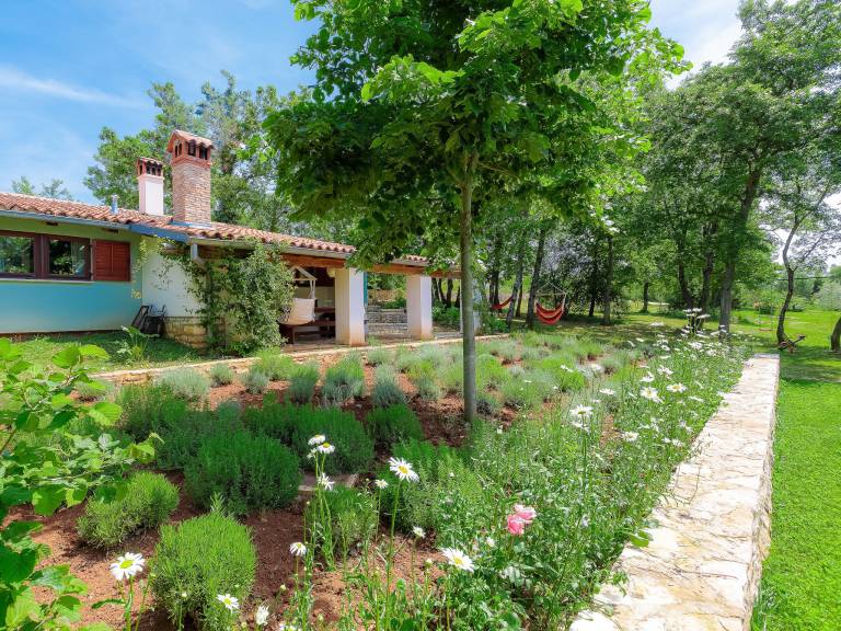 House with yard, grill & private pool — photo 3