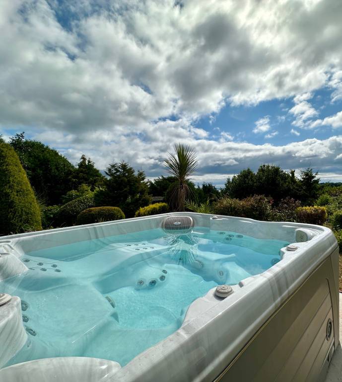 House with patio, barbecue & jacuzzi | Suitable for remote work | Dogs allowed — photo 2