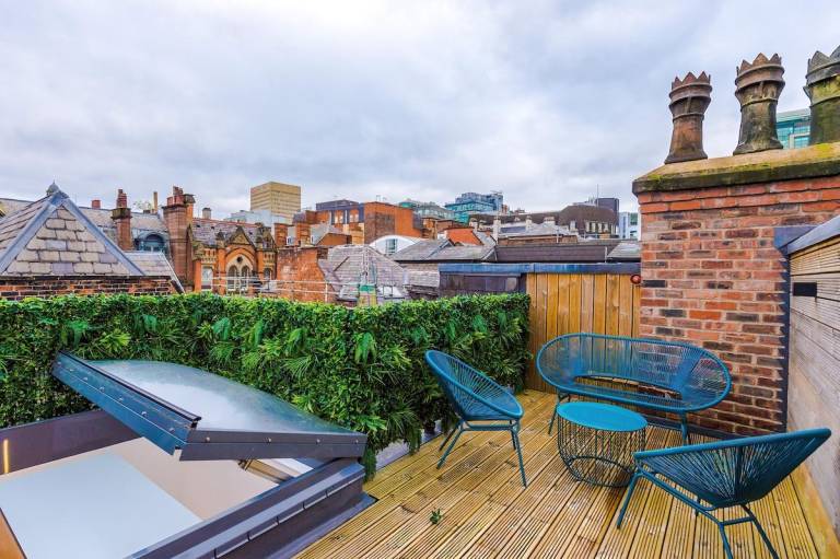Fully equipped vacation home with yard | Next to Manchester Town Hall | Suitable for remote work | Pet-friendly — photo 4