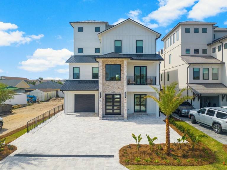 House with private pool, yard & patio | Garden view — photo 2