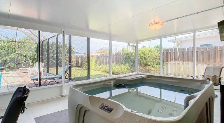 Vacation home with pool & jacuzzi — photo 2