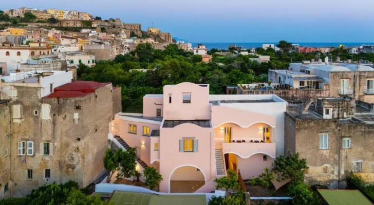 Rental apartment with garden & patio in Procida
