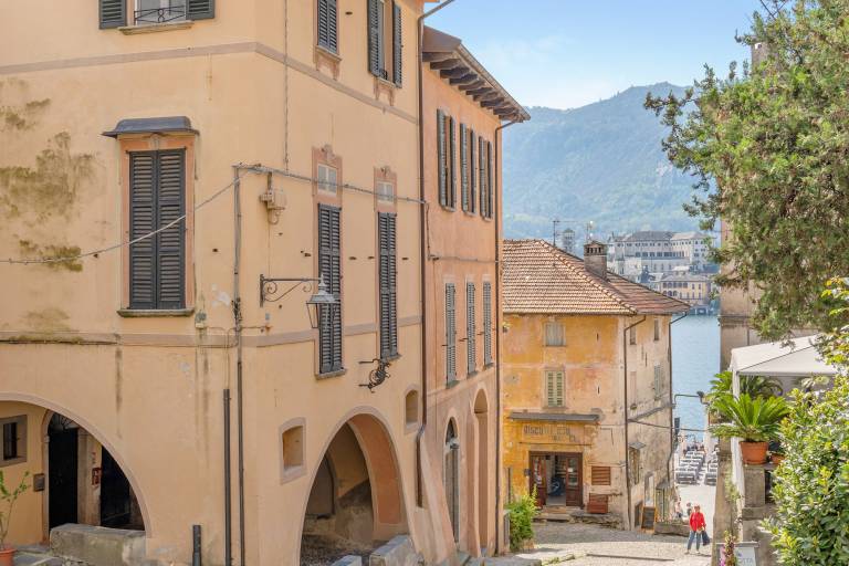 Apartment 'Antro Di Circe - Orta Centro' with Private Terrace, Garden and Wi-Fi in Orta San Giulio