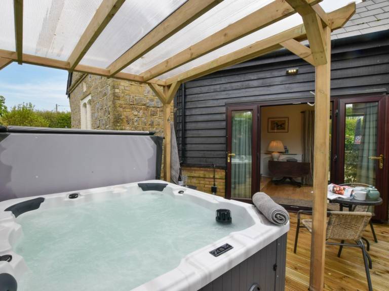 Cottage with hot tub, garden & barbeque — photo 2