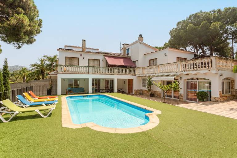 Big holiday apartment with terrace, fast internet & private pool | Mountain view | Beach nearby | Pets allowed in Lloret de Mar
