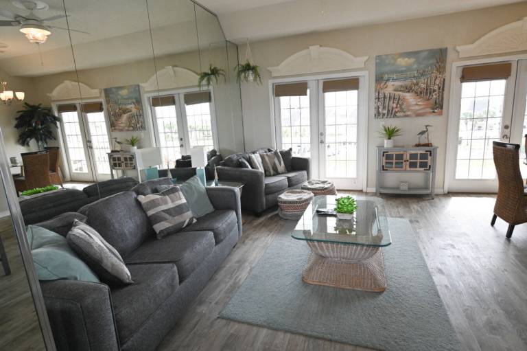 Family-friendly pleasant condo with hot tub, patio & private pool | Water view | Next to the beach | Dogs allowed — photo 3