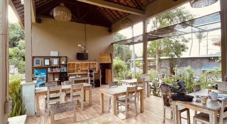 Lodge with pool, yard & patio — photo 3
