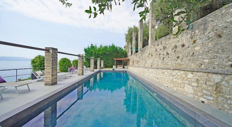Villa with pool — photo 4