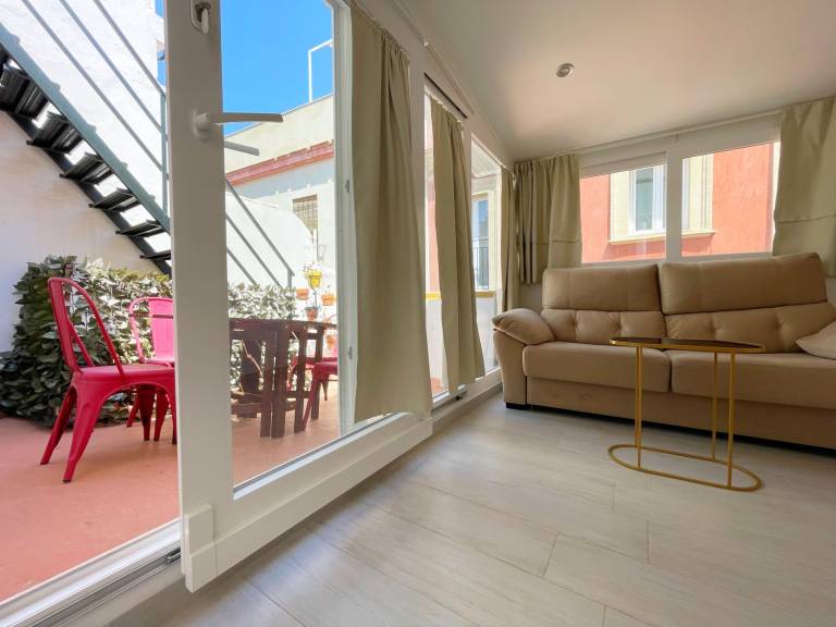 Authentic Sevillian House with Terrace and Equipped Kitchen in Seville