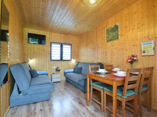 Lodge with terrace, BBQ & yard — photo 4