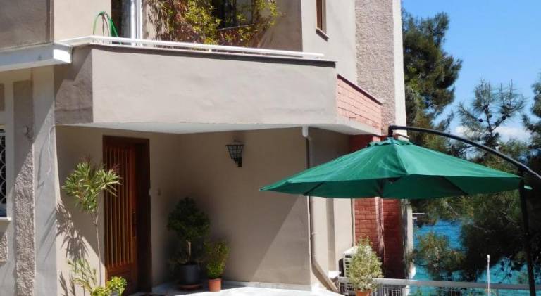 Rental apartment with yard, terrace & barbecue — photo 2