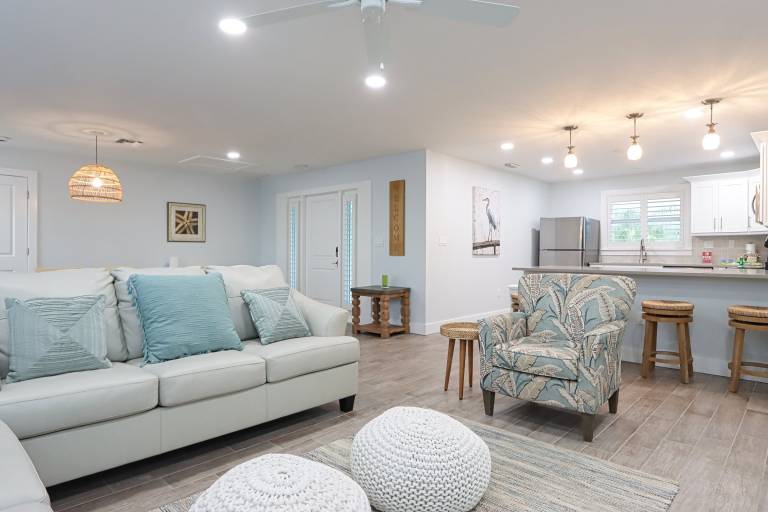 Updated Three Bedroom Home, Short walk the Beach! Shell Basket 2 — photo 3