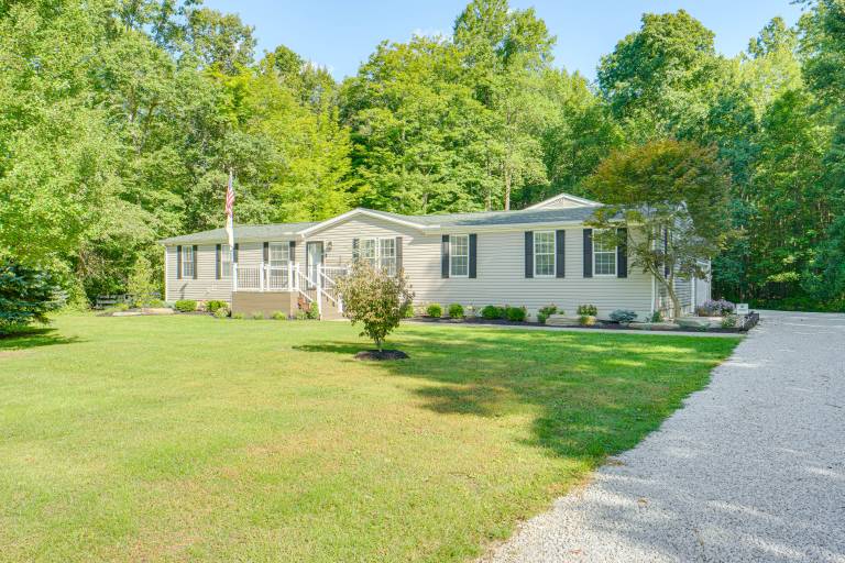 1 Mi to Geneva SP Family Home w Game Room & Yard