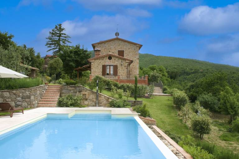 Old stone farmhouse placed in a secluded, panoramic and quiet location, perfect for nature lovers. P in Cortona
