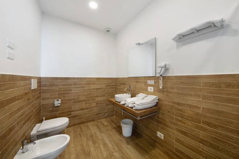 Room 'Camera S Verde Bagno Esterno Privat' with Lake View, Shared Terrace and Wi-Fi — photo 5