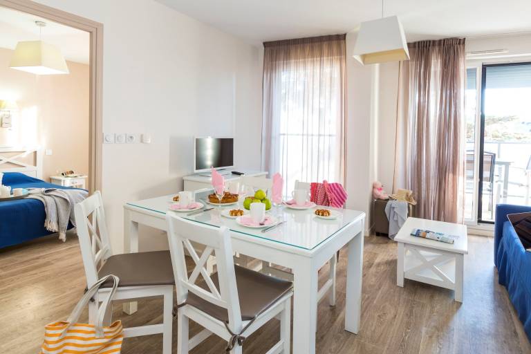 Family-friendly charming condo with pool & terrace | Next to the beach | Pets are welcome — photo 4
