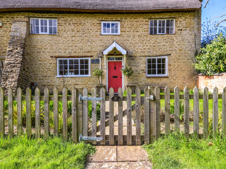 Cottage with garden — photo 3