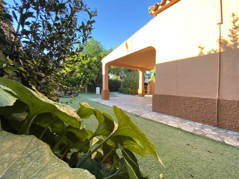 Lovely house with yard, terrace & pool | Beach view | Close to the beach | Pets allowed — photo 5