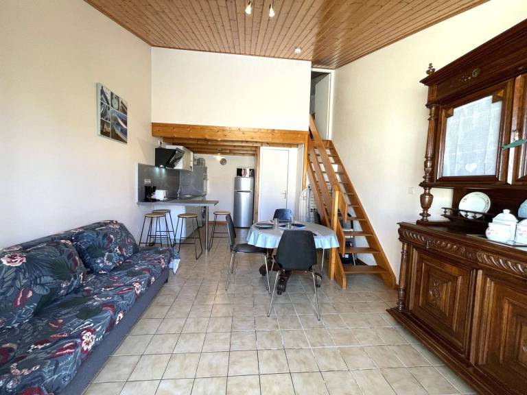 Quiet 1BR House with Terrace and Parking, 10min Walk to Beach, in Saint-Gilles-Croix-de-Vie — photo 3
