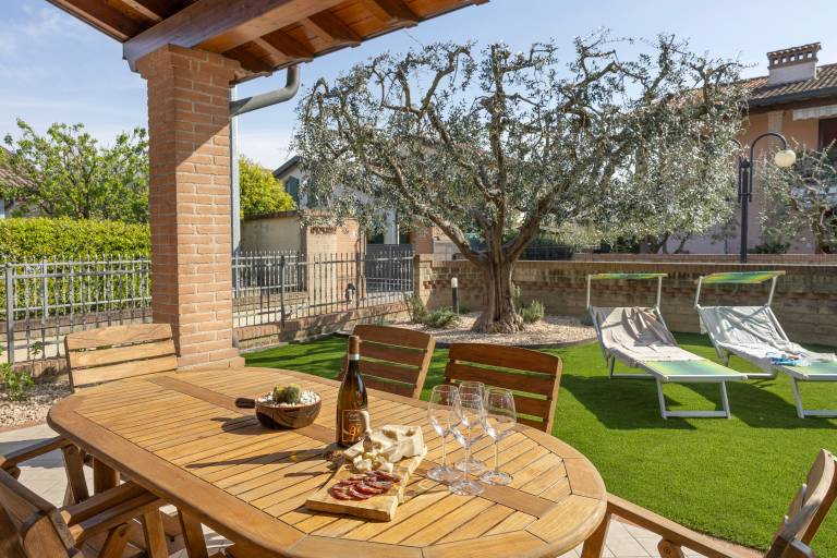 Apartment with garden, fast internet & private pool | Garden view — photo 3