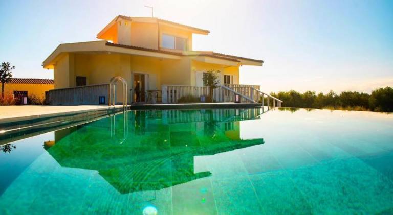 Rental apartment with garden, private pool & patio | Perfect for remote work in Thessaloniki