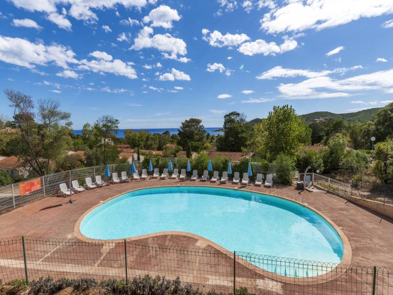 Lovely vacation home with patio & pool | Beach nearby | Dogs allowed — photo 3