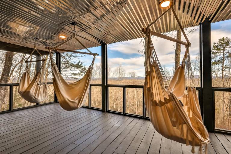 Cabin with jacuzzi & grill | Mountain view in Blue Ridge, GA