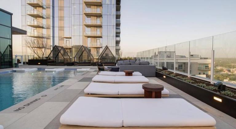 Upscale Rainey St Condo Homes - Peloton, gym, rooftop pool, wifi included — photo 3