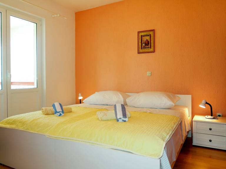Holiday apartment with yard & grill — photo 3
