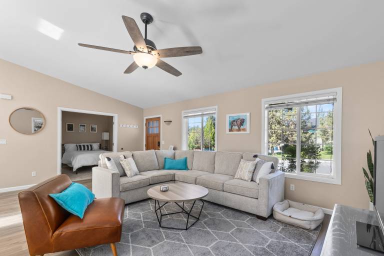 Vacation home with barbeque, garden & hot tub in Bend, OR