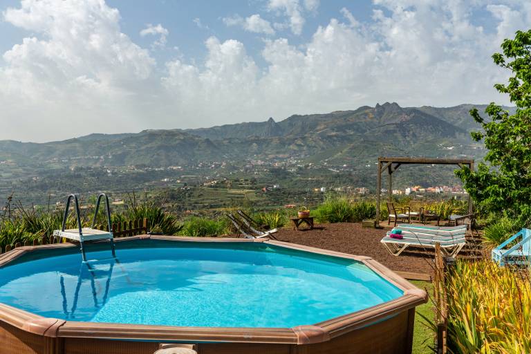 Child-friendly house with terrace, private pool & yard | Mountain view | Perfect for remote work | Dogs allowed in Las Palmas de Gran Canaria