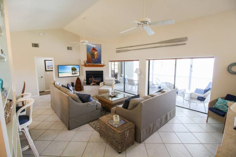 Spacious 3/2 pool home on Sanibel Island - 10 min walk to beach - Lily Pad — photo 2