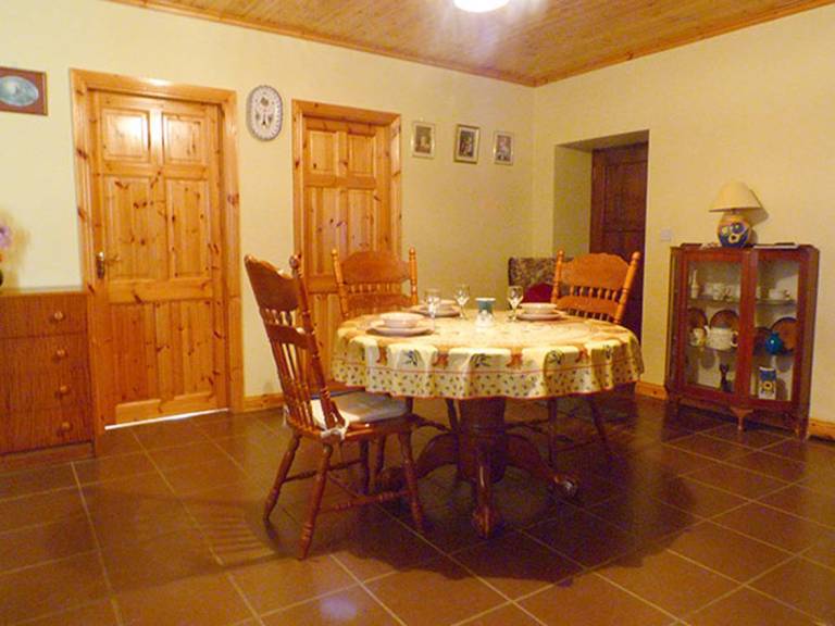 Cottage with garden — photo 3