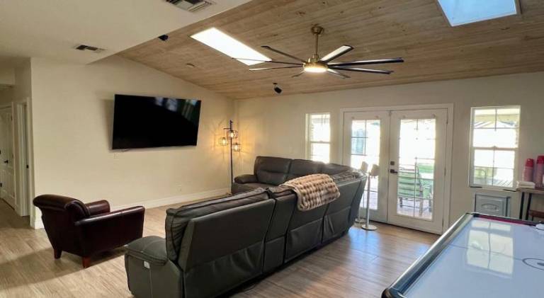 House with pool — photo 3