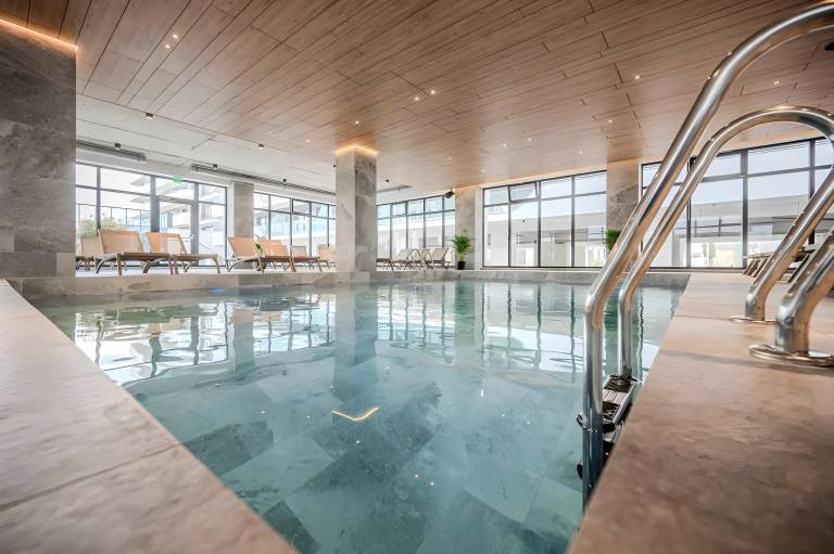 Serviced apartment with sauna, pool & patio — photo 5