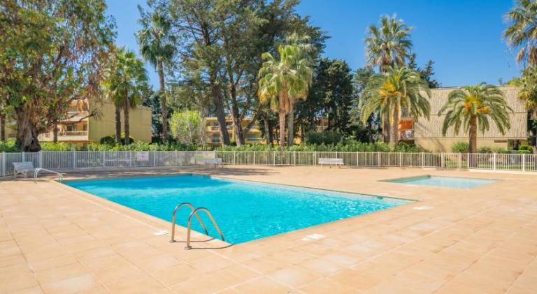 Holiday apartment with pool in Antibes