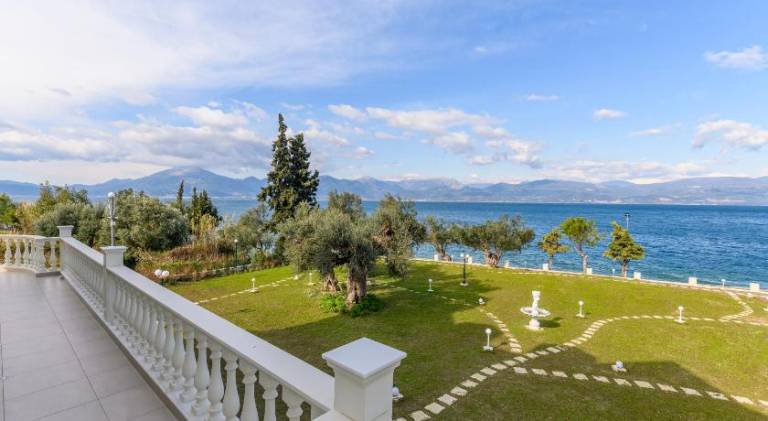 Villa Filoxenia - by the sea - up to 12 guests — photo 2