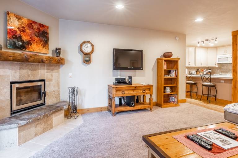 Updated 1 bedrm 1 bath Summit H Building 95 condo Just steps to Eagle Lodge sleeps 4 — photo 2