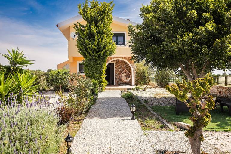 House  Lachania